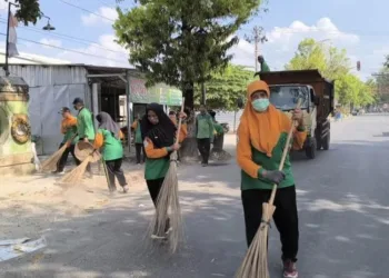 12,95 Ton Sampah Menumpuk di Blora Usai Karnaval HUT RI, Puluhan Petugas Dikerahkan 29 Petugas Kebersihan DLH Blora membersihkan paska karnaval perayaan HUT ke-80 RI. (Dok. DLH Blora)