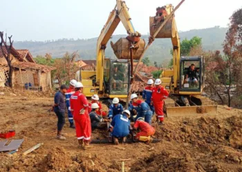 Sejumlah petugas menutup mulut sumur minyak yang terbakar di di Desa Gandu, Kecamatan Bogorejo, Kabupaten Blora. (Dok. for Lingkarjateng.id)