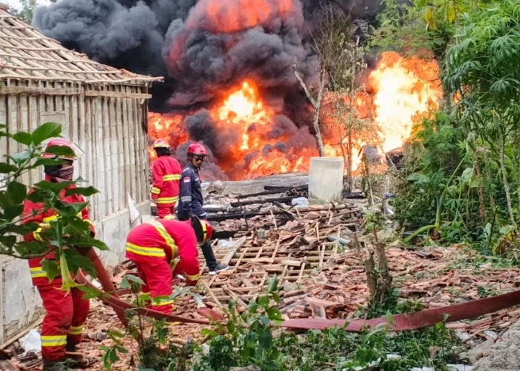 Korban Meninggal Kebakaran Sumur Minyak di Blora Bertambah Jadi 3 Orang 25 Kebakaran sumur minyak di Blora telah menewaskan 3 jiwa, Senin, 18 Agustus 2025. (Eko Wicaksono/Lingkarjateng.id)