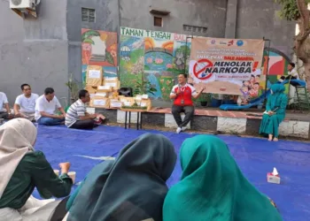 BNNP Jawa Tengah, saat memberikan sosialisasi bahaya narkoba kepada seratusan warga, mayoritas ibu rumah tangga, di Perumahan Grand Tembalang Regency RT 2/RW 6, Kelurahan Bulusan, Kecamatan Tembalang, Kota Semarang, Minggu pagi, 24 Agustus 2025. (Rizky Syahrul/Lingkarjateng.id)