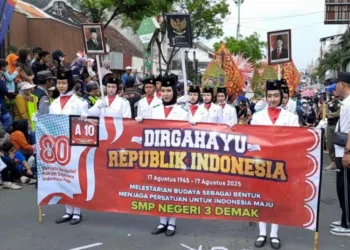 ⁠Penampilan peserta Karnaval Kemerdekaan Tahun 2025 di Demak pada Senin, 18 Agustus 2025. (M Burhanuddin Aslam/Lingkarjateng.id)