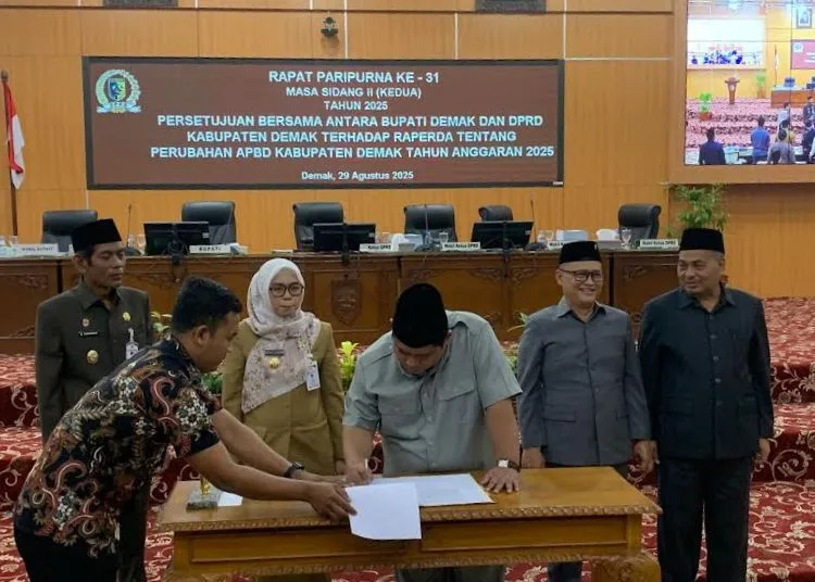 Raperda APBD Perubahan Demak 2025 Disahkan 25 Penandatanganan berita acara tentang perubahan Anggaran Pendapatan dan Belanja Daerah (APBD) Kabupaten Demak Tahun anggaran 2025, Jumat, 29 Agustus 2025. (Burhanuddin Aslam/Lingkarjateng.id)