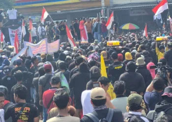 Massa berkumpul di depan pendopo Kabupaten Pati dalam aksi demo 13 Agustus 2025. (Lingkarjateng.id)