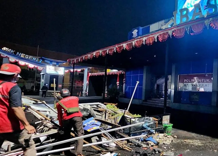 Demo di Polda Jateng, Gubernur Imbau Warga Tidak Terprovokasi Aksi Anarkis 26 erugas kebersihan dari Pemkot Semarang membersihkan pos Polisi Simpanglima Semarang yang sempat ikut dibakar massa pada Juma