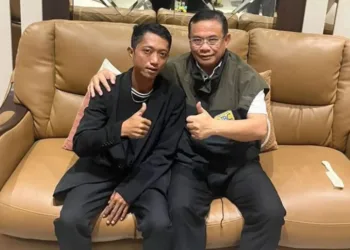 Penggerak aksi demo 13 Agustus Husein (kiri) foto bersama Bupati Pati Sudewo. (Dok. Pribadi)