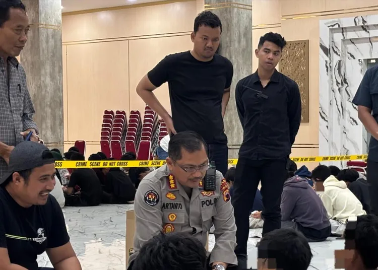 Polda Jateng Amankan 330 orang, Pastikan Kondisi Tetap Kondusif 25 Kabid Humas Polda Jateng Kombes Pol Artanto saat menyambangi para massa yang tertangkap (Dok. Lingkar)