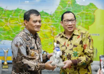 Gubernur Ahmad Luthfi Dorong Peningkatan Investasi Australia di Jateng 30 Gubernur Jawa Tengah Ahmad Luthfi menerima kunjungan CEO dan Founder IndOz Australia, David Widjaja, di ruang kerjanya, Kamis, 28 Agustus 2025. (Dok. for Lingkarjateng.id)