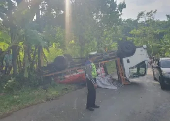 Pihak kepolisian saat melakukan olah TKP kecelakaan truk muat semen di Batealit Jepara, Kamis, 28 Agustus 2025. (Tomi Budianto/Lingkarjateng.id)