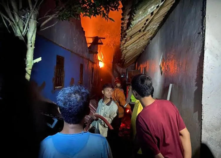 Gara-gara Obat Nyamuk, Sebuah Rumah di Kajen Pekalongan Ludes Terbakar 25 Petugas pemadam kebakaran bersama warga berupaya memadamkan api yang melalap rumah warga di Desa Wonorejo, Kecamatan Kajen, Selasa malam, 26 Agustus 2025. (Dok. Polres Pekalongan)