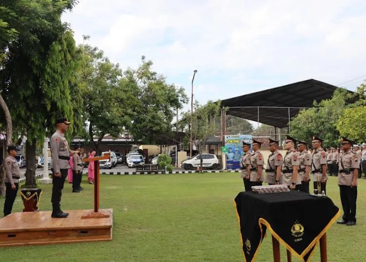 Polres Kendal Gelar Sertijab, 5 Pejabat Strategis Ini Berganti 25 Upacara serah terima 5 jabatan strategis yang dipimpin langsung oleh Kapolres Kendal, AKBP Hendry Susanto Sianipar, Selasa, 19 Agustus 2025. (Arvian Maulana/Lingkarjateng.id)