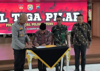 Penandatanganan 3 Pilar oleh Kapolres Kendal, Pj Sekda Kendal, Kodim 0715/Kendal, dan Ketua Paguyuban Bahurekso Kendal. (Arvian Maulana/Lingkarjateng.id)