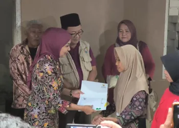 Bupati Kendal, Dyah Kartika Permanasari saat mengunjungi keluarga korban ABK KMN Jolo Sutro dan menyalurkan sejumlah bantuan, Jumat sore, 22 Agustus 2025. (Arvian Maulana/Lingkarjateng.id)