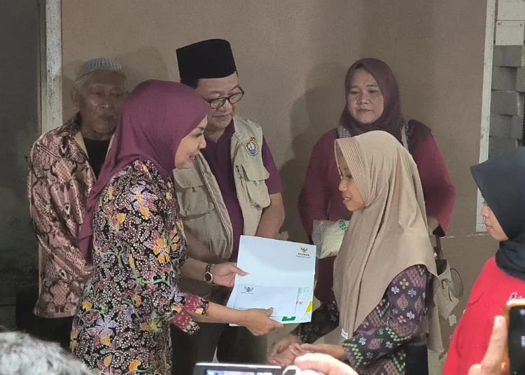Pemkab Kendal Berikan Bantuan kepada Keluarga Korban ABK KMN Jolo Sutro 25 Bupati Kendal, Dyah Kartika Permanasari saat mengunjungi keluarga korban ABK KMN Jolo Sutro dan menyalurkan sejumlah bantuan, Jumat sore, 22 Agustus 2025. (Arvian Maulana/Lingkarjateng.id)
