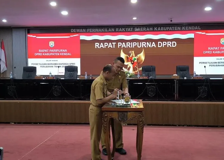 APBD Perubahan 2025 Kendal Disetujui, PAD dan Silpa Diharap Jadi Perhatian Serius 25 Penandatanganan persetujuan bersama Raperda APBD Peeubahan 2025 oleh Pj Sekda Kendal, Agus Dwi Lestari, Senin, 25 Agustus 2025. (Arvian Maulana/Lingkarjateng.id)