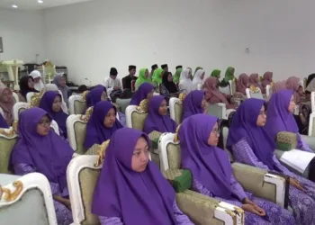 Para santriwati dari sejumlah pondok pesantren di Kendal menerima beasiswa dari Baznas, Jumat, 29 Agustus 2025. (Arvian Maulana/Lingkarjateng.id)