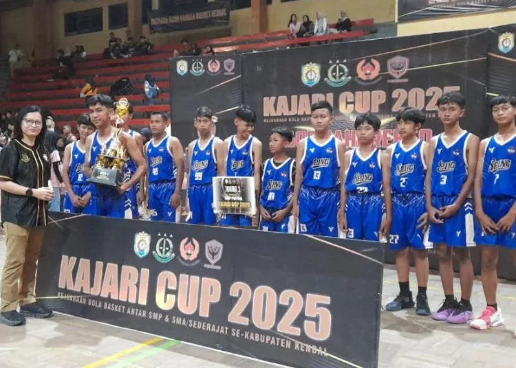 Kajari Kendal Cup 2025 Jaring Bibit Unggul Atlet Basket 25 Kejari Kendal, Lila Nasution menyerahkan secara simbolis piala kepada pemenang. (Arvian Maulana/Lingkarjateng.id)