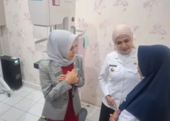 Bupati Kendal Dyah Jartiks Permanasari dan Ketua TP PKK Kendal Niken Larasati saat berdialog dengan peserta Pemeriksaan Mammografi. (Unggul Priambodo/Lingkarjateng.id)