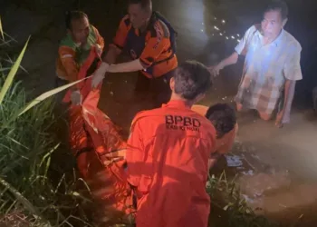 Proses evakuasi penemuan mayat yang diidentifikasi adalah warga Desa Karanganom, Kecamatan Weleri, Kendal. (Dok. BPBD Kendal/Lingkarjateng.id)