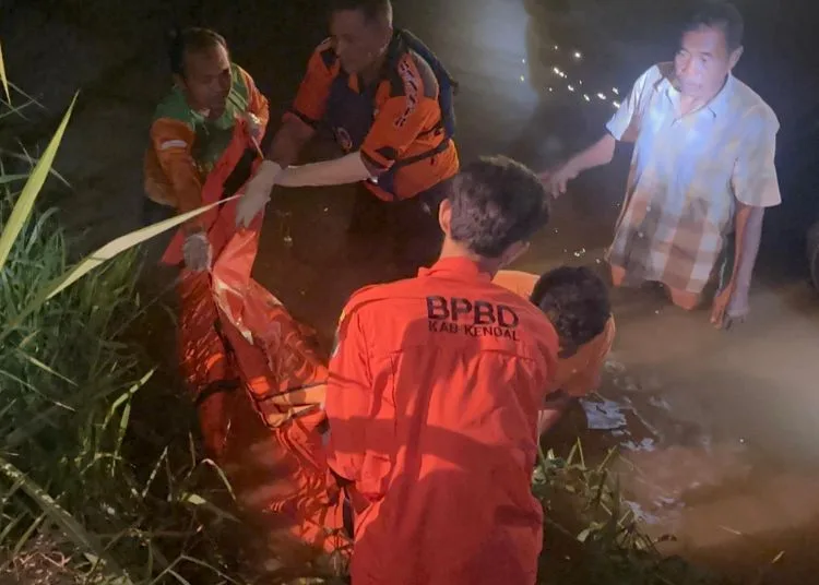 Pamit Ngojek, Warga Weleri Kendal Ditemukan Mengambang di Sungai Kutho 25 Proses evakuasi penemuan mayat yang diidentifikasi adalah warga Desa Karanganom, Kecamatan Weleri, Kendal. (Dok. BPBD Kendal/Lingkarjateng.id)
