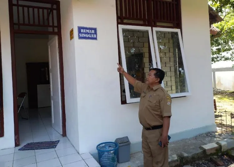 Dinsos Kendal Akui Sulit Kendalikan ODGJ yang Berkeliaran 25 Kabid Rehabilitasi Sosial Dinsos Kendal menunjukan Shelter rumah singgah yang ada di kantor Dinsos Kendal. (Arvian Maulana/Lingkarjateng.id)