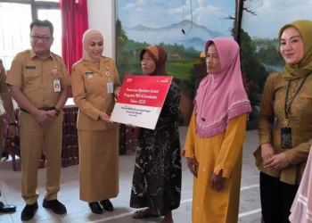 Bupati Kendal, Dyah Kartika Permanasari didampingi Kepala Dinsos Kendal  Muntoha saat memberikan Bansos PKH tahun 2025 di Aula Kecamatan Ngampel, Senin 11 Agustus 2025. (Arvian Maulana/Lingkarjateng.id)