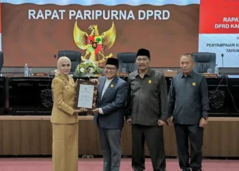 Bupati Kendal menyerahkan Nota Keuangan Rancangan Peraturan Daerah tentang perubahan anggaran tahun 2025 kepada DPRD Kendal dalam rapat paripurna, Senin 11 Agustus 2025. (Arvian Maulana/Lingkarjateng.id)
