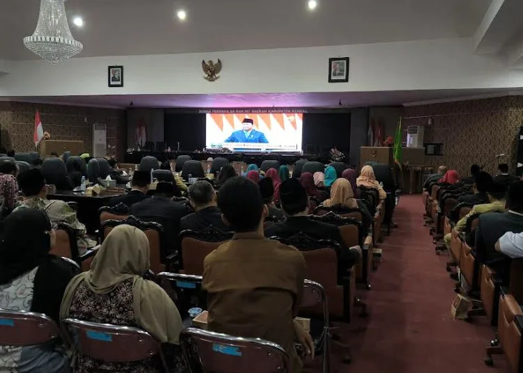 Pemkab-DPRD Kendal Dengarkan Pidato Kenegaraan, Siap Tindaklanjuti Instruksi Presiden 25 Rapat Paripurna Istimewa dengan agenda melihat dan mendengarkan Pidato Kenegaraan Presiden Republik Indonesia Prabowo Subianto dalam rangka memperingati Hari Kemerdekaan RI ke-80 Tahun 2025, di Ruang Paripurna DPRD Kendal, Jumat, 15 Agustus 2025. (Arvian Maulana/Lingkarjateng.id)