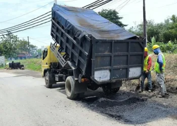 Perbaikan jalan rusak di Kendal. (Arvian Maulana/Lingkarjateng.id)