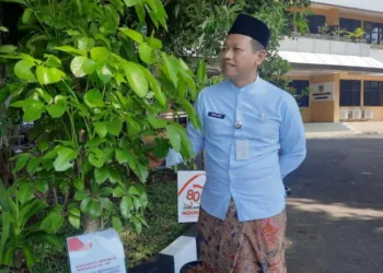 Bupati Kudus Sam’ani Intakoris saat menunjukan kiriman pohon buah ucapan selamat HUT Kemerdekaan RI ke-80 di Pendopo Kabupaten Kudus, Kamis, 14 Agustus 2025. (Nisa Hafizhotus S/Lingkarjateng.id)