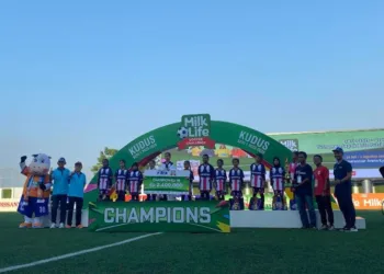 SD 3 Bulucangkring saat menerima trofi juara KU 10 MilkLife Soccer Challenge Kudus Seri 1 2025 - 2026 di Supersoccer Arena, Kudus, Jawa Tengah Minggu, 3 Agustus 2025 sore. (Nisa Hafizhotus S/Lingkarjateng.id)