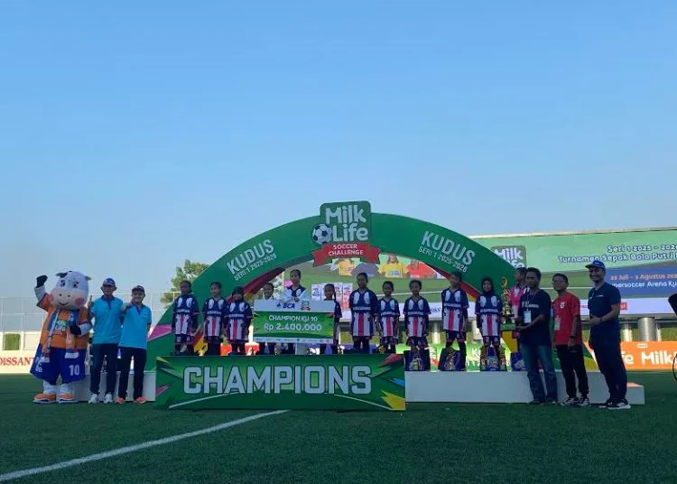 SD 3 Bulungcangkring Jadi Juara di Ajang Sepak Bola Putri Kudus 25 SD 3 Bulucangkring saat menerima trofi juara KU 10 MilkLife Soccer Challenge Kudus Seri 1 2025 - 2026 di Supersoccer Arena, Kudus, Jawa Tengah Minggu, 3 Agustus 2025 sore. (Nisa Hafizhotus S/Lingkarjateng.id)