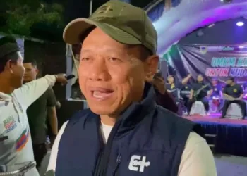 Bupati Kudus, Sam’ani Intakoris diwawancara saat menghadiri gelaran Car Free Night yang digelar Sabtu malam, 3 Agustus 2025. (Mohanmad Fahtur Rohman/Lingkarjateng.id)