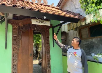 Pengelola Pokdarwis Desa Janggalan saat menunjukkan kawasan Makam Mbah Jenggolo. (Nisa Hafizhotus S/Lingkarjateng.id)