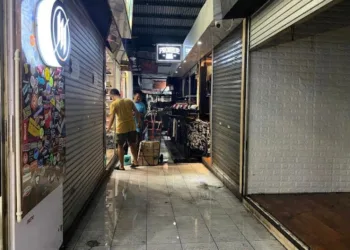 Kondisi Pasar Kliwon di blok A lantai 2 yang tergenang air usai hujan deras pada Selasa, 19 Agustus 2025. (Nisa Hafizhotus S/Lingkarjateng.id)