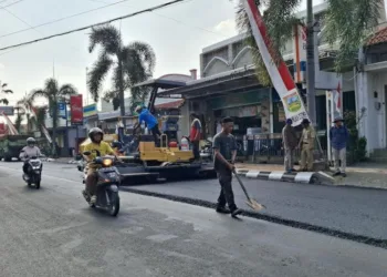 Proses rehabilitasi Jalan Sunan Kudus yang membentang dari Jembatan Kali Gelis hingga perempatan Jember. (Mohammad Fahtur Rohman/Lingkarjateng.id)