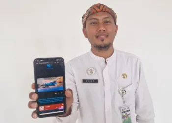 Kasubbag Perencanaan, Evaluasi, Pelaporan, dan Keuangan DKK Kudus, Didik Purwanto menunjukkan aplikasi SIMEKA. (Nisa Hafizhotus S/Lingkarjateng.id)