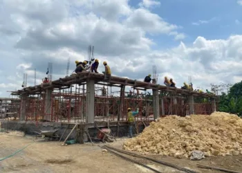 Tampak proses pembangunan Gedung Arpusda Kabupaten Kudus, Jumat, 29 Agustus 2025. (Nisa Hafizhotus S/Lingkarjateng.id)