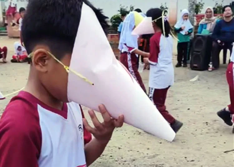 15 Lomba 17 Agustus Kekinian yang Seru, Lucu, dan Cocok untuk Semua Usia 25 Lomba topeng kerucut anak SD (facebook)