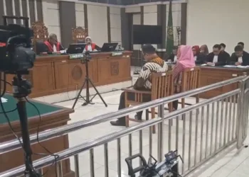 Hakim Ketua Gatot Sarwadi membacakan vonis hukuman mantan Wali Kota Semarang Hevearita Gunaryanti Rahayu alias Mbak Ita dan suaminya Alwin Basri pada sidang di Pengadilan Tindak Pidana Korupsi Semarang, Jawa Tengah, Rabu, 27 Agustus 2025. (Syahril Muadz)