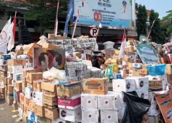 Tumpukan donasi aksi demo 13 Agustus yang ada di depan Pendopo Kabupaten Pati. (Lingkar Network)