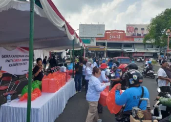 Sejumlah emak-emak membagikan 1.000 nasi kotak dalam akasi  "Pati Cinta Damai" di depan kantor Bupati Pati pada Sabtu, 23 Agustus 2025. (Lingkar Network)