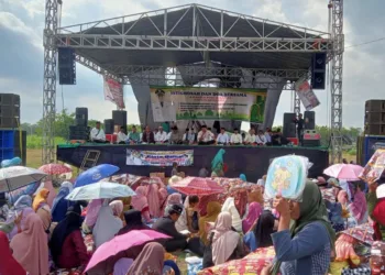 Ribuan masyarakat Kecamatan Kayen Pati menggelar istigosah dan doa bersama dalam rangka mendukung keberlanjutan kepemimpinan Bupati Sudewo di lapangan Desa Kayen, Kamis, 28 Agustus 2025. (Lingkar Network)