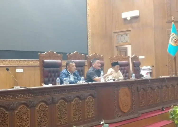 7 Fraksi DPRD Pati Ajukan Hak Angket Pelengseran Bupati Sudewo 25 Audiensi Dewan Perwakilan Rakyat Daerah (DPRD) Kabupaten Pati bersama Aliansi Masyarakat Pati Bersatu (AMPB) dengan agenda pembentukan hak angket terkait kebijakan Bupati Pati, Rabu, 13 Agustus 2025. (Lingkar Network)