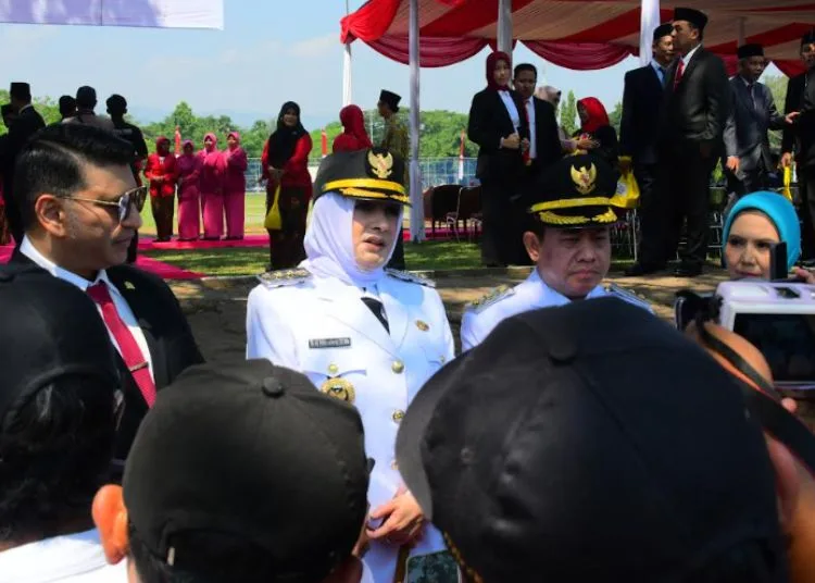 Kado Hari Jadi dan Kemerdekaan, Bupati Pekalongan Hapus Denda PBB-P2 25 Bupati Pekalongan Fadia Arafiq diwawancara usai memimpin upacara detik-detik proklamasi HUT ke-80 RI di Alun-alun Kajen, Minggu, 17 Agustus 2025. (Fahri Akbar/Lingkarjateng.id)