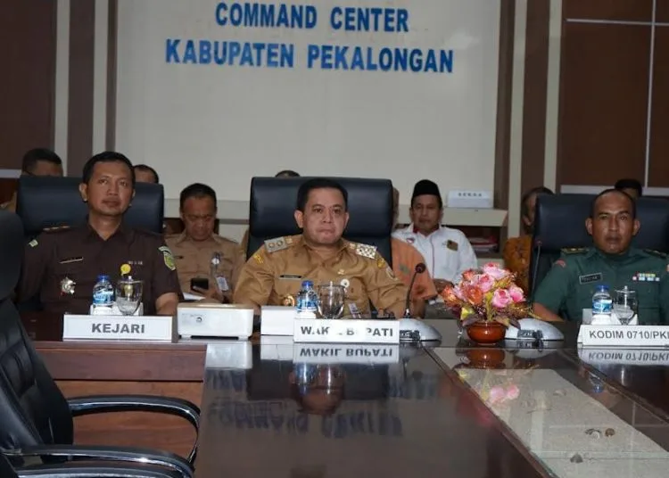Sambut HUT RI, Pemkab Pekalongan Antisipasi Pengibaran Bendera Selain Merah Putih 25 Wakil Bupati Pekalongan, Sukirman saat mengikuti rakor persiapan HUT ke-80 RI secara virtual di Ruang Rapat Bupati, Senin, 4 Agustus 2025. (Fahri Akbar/Lingkarjateng.id)