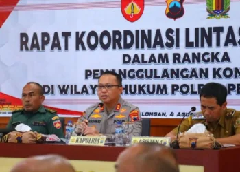 Kapolres Pekalongan AKBP Rachmad C. Yusuf saat memimpin rapat koordinasi lintas sektoral di Aula Mapolres Pekalongan, Senin, 4 Agustus 2025. (Fahri Akbar/Lingkarjateng.id)