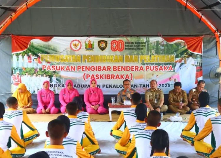 Paskibraka Pekalongan Dapat Motivasi dari Kapolres, Kedisiplinan dan Kerja Sama Tim 25 Kapolres Pekalongan AKBP Rachmad C. Yusuf memberikan pembekalan kepada anggota Paskibraka Kabupaten Pekalongan di Alun-alun Kajen, Selasa, 5 Agustus 2025. (Fahri Akbar/Lingkarjateng.id)