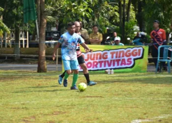 Suasana laga sepak bola mini antarinstansi dalam rangka Hari Jadi Kabupaten Pekalongan dan HUT ke-80 RI di lapangan belakang Kantor Setda, Senin, 11 Agustus 2025. (Fahri Akbar/Lingkarjateng.id)