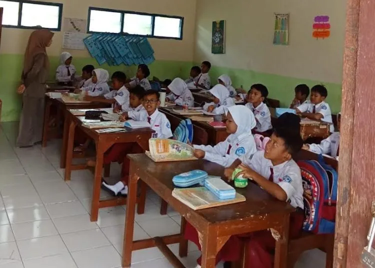 Pemkab Pekalongan Batalkan Wacana 5 Hari Sekolah 25 Siswa-siswi SD di Kabupaten Pekalongan mengikuti kegiatan belajar mengajar di kelas. (Fahri Akbar/Lingkarjateng.id)