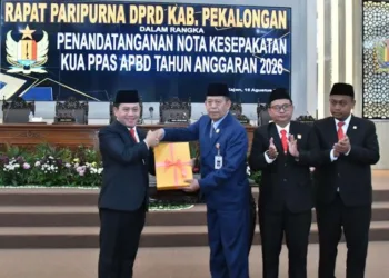Wakil Bupati Pekalongan Sukirman menyerahkan dokumen kesepakatan KUA-PPAS 2026 kepada Ketua DPRD Abdul Munir dalam rapat paripurna di ruang rapat DPRD Kabupaten Pekalongan, Jumat, 15 Agustus 2025. (Fahri Akbar/Lingkarjateng.id)